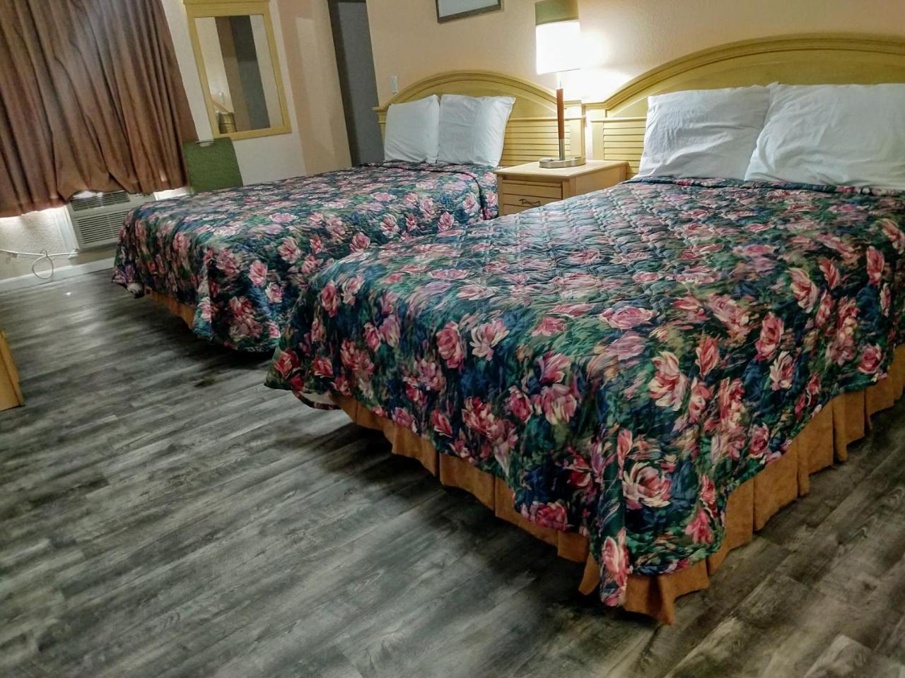 Travelers Inn - 克利尔沃特 客房 照片